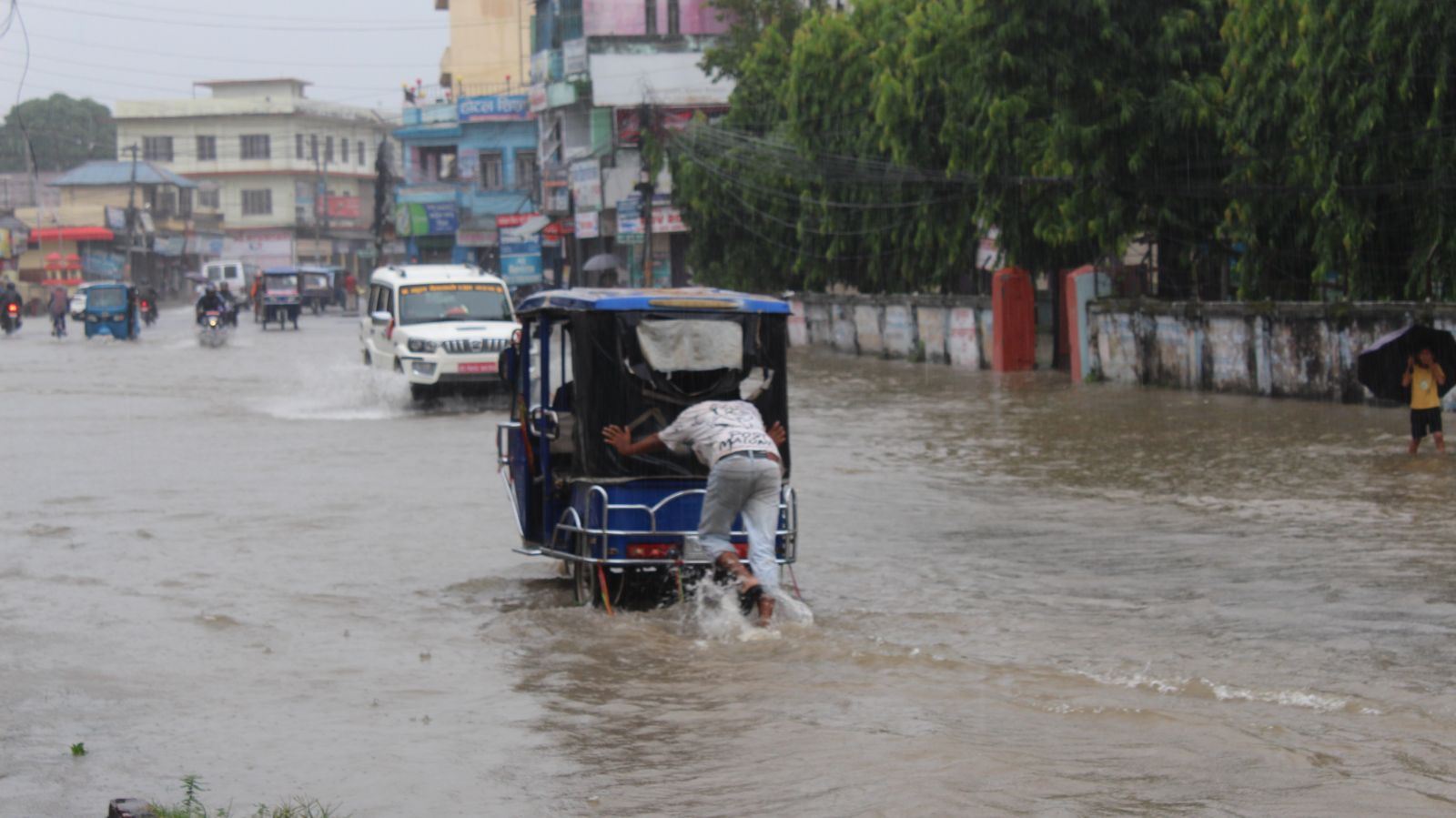 एकैदिनको वर्षाले जलमग्न बन्यो धनगढी (तस्बिरहरू)